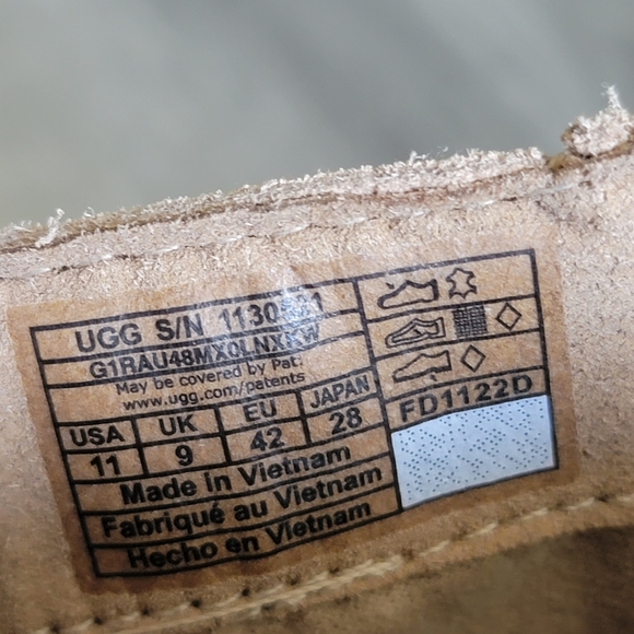 UGG Ashton Short Waterproof Boot - Picture 7 of 10